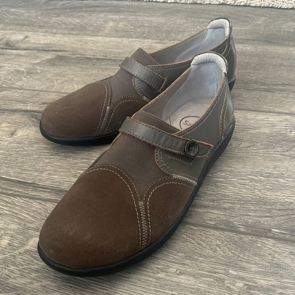 NWT Sanita shoes size 39 or size 8 Brown silver copper colored shoes